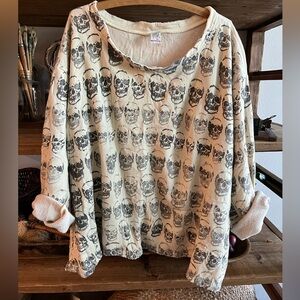 ♥️ Magnolia Pearl Skulls Nago Sweatshirt